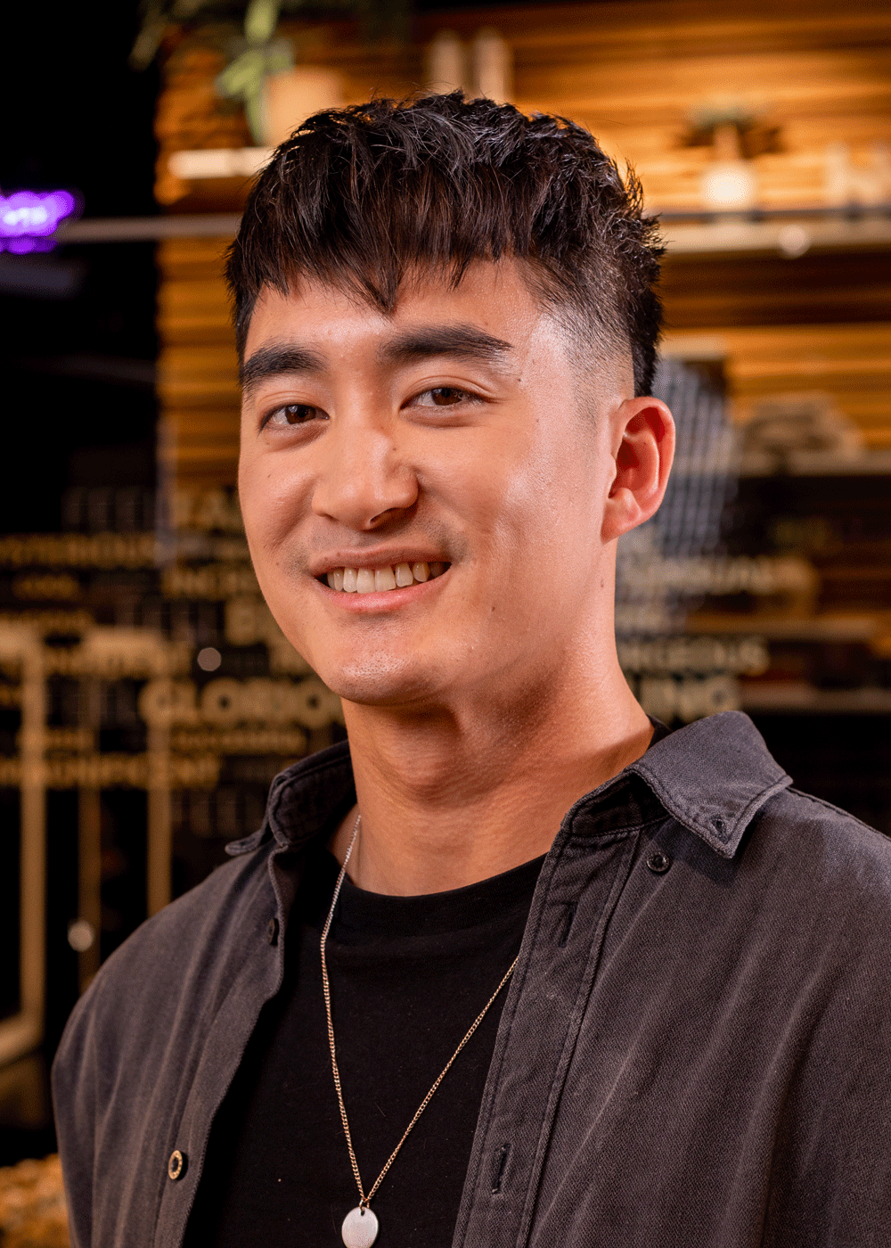 Mann med Brushed Out Fade – en avslappet og moderne herrefrisyre med struktur og myk fade på sidene.