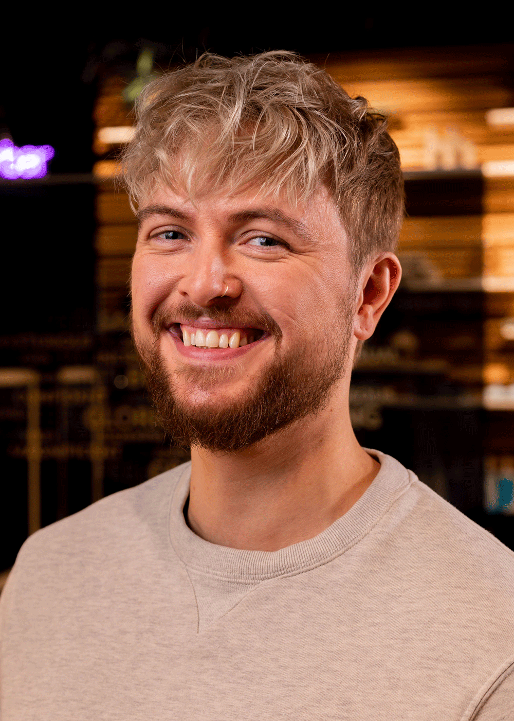 Mann med moderne herreklipp med lange lengder på toppen og kort i nakken og på sidene, stylet av Nikita Hair.