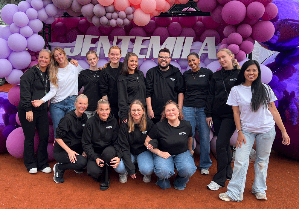 Nikita Hair-teamet samlet på Jentemila 2025 etter å ha stylet deltakere med treningsfrisyrer.