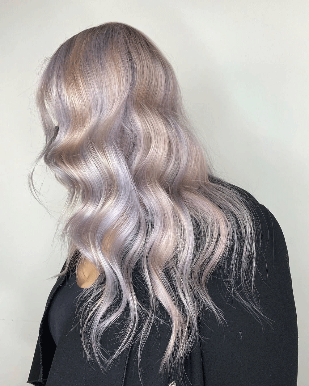 Glansfull blond hårfarge etter glossing – jevnere tone og friskere glød.