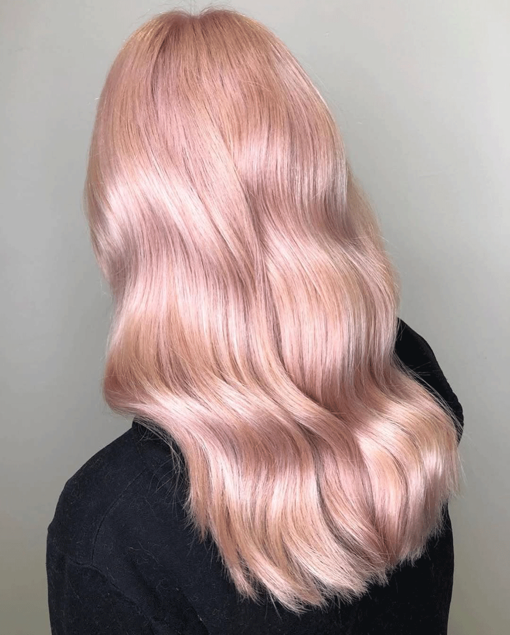 Myke overganger og naturlig glød etter lett toning av blondt hår.