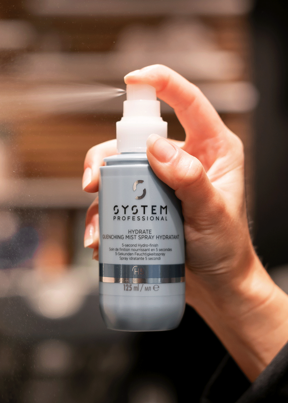 System Professional Hydrate Quenching Mist H5 – lett fuktspray som tilfører umiddelbar fukt og glans til tørt hår.