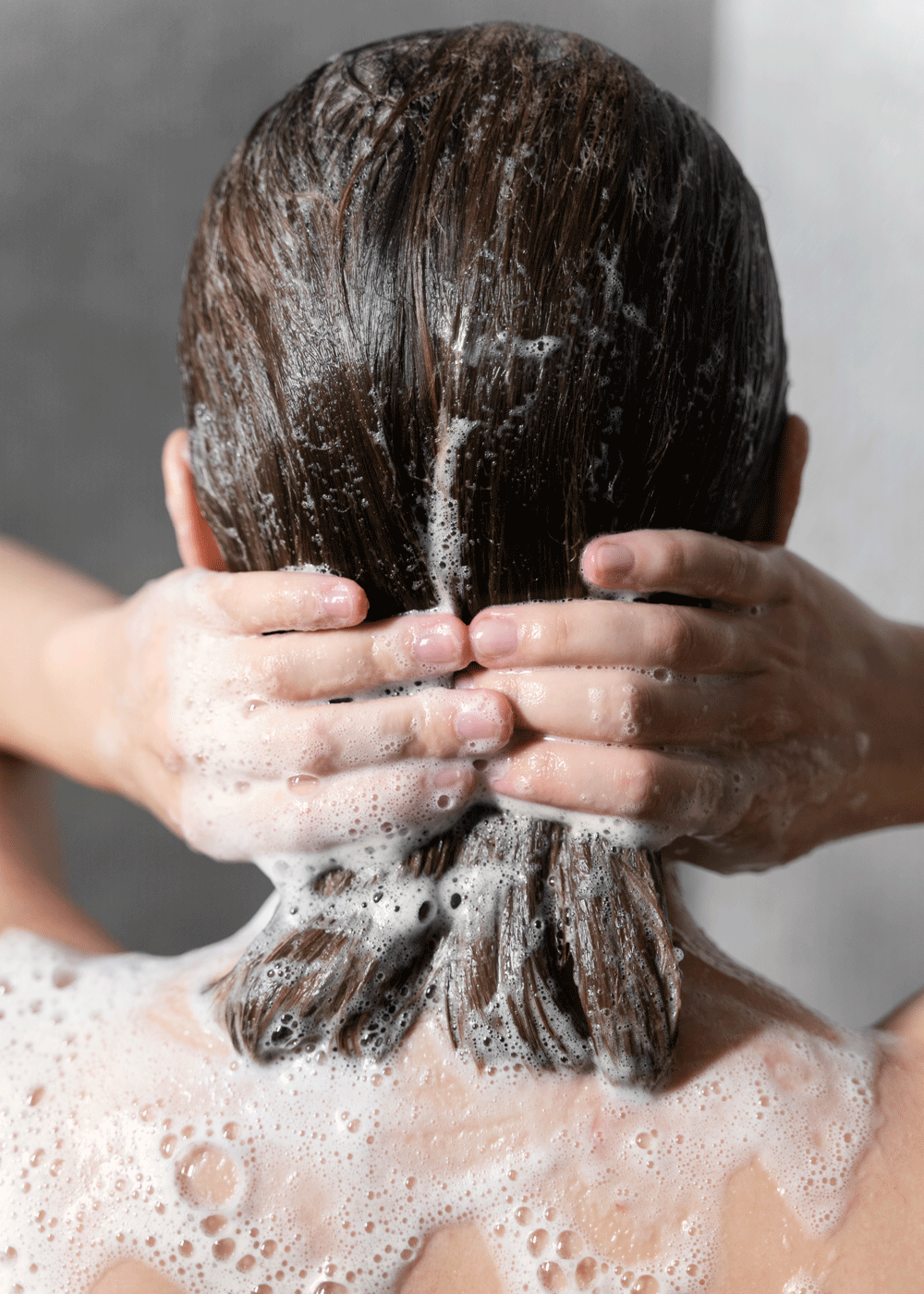 Hår vaskes grundig med sjampo for å rense hodebunn og fjerne produktrester.