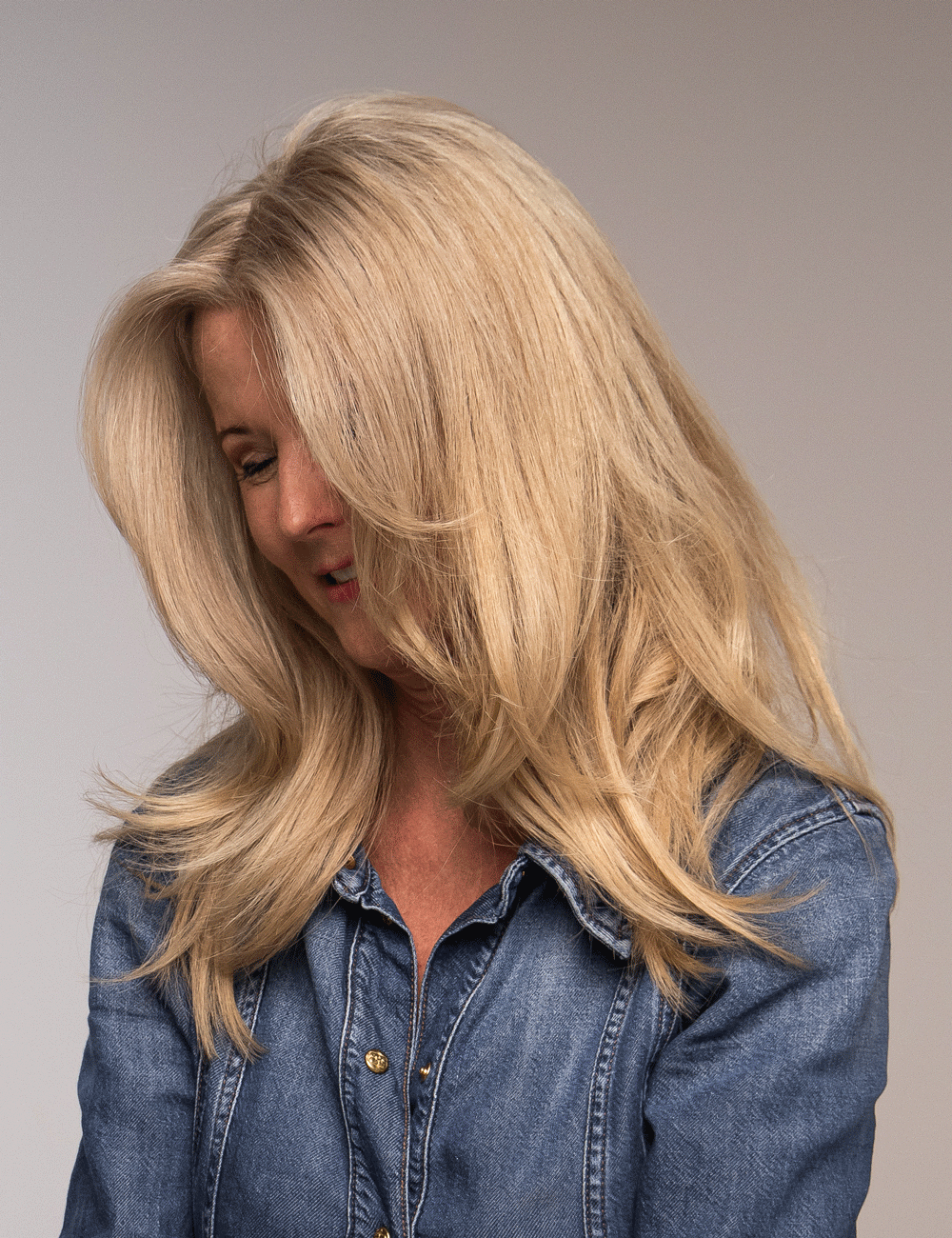 Nærbilde av glansfullt blowout-hår med myke bevegelser – Nikita Hair