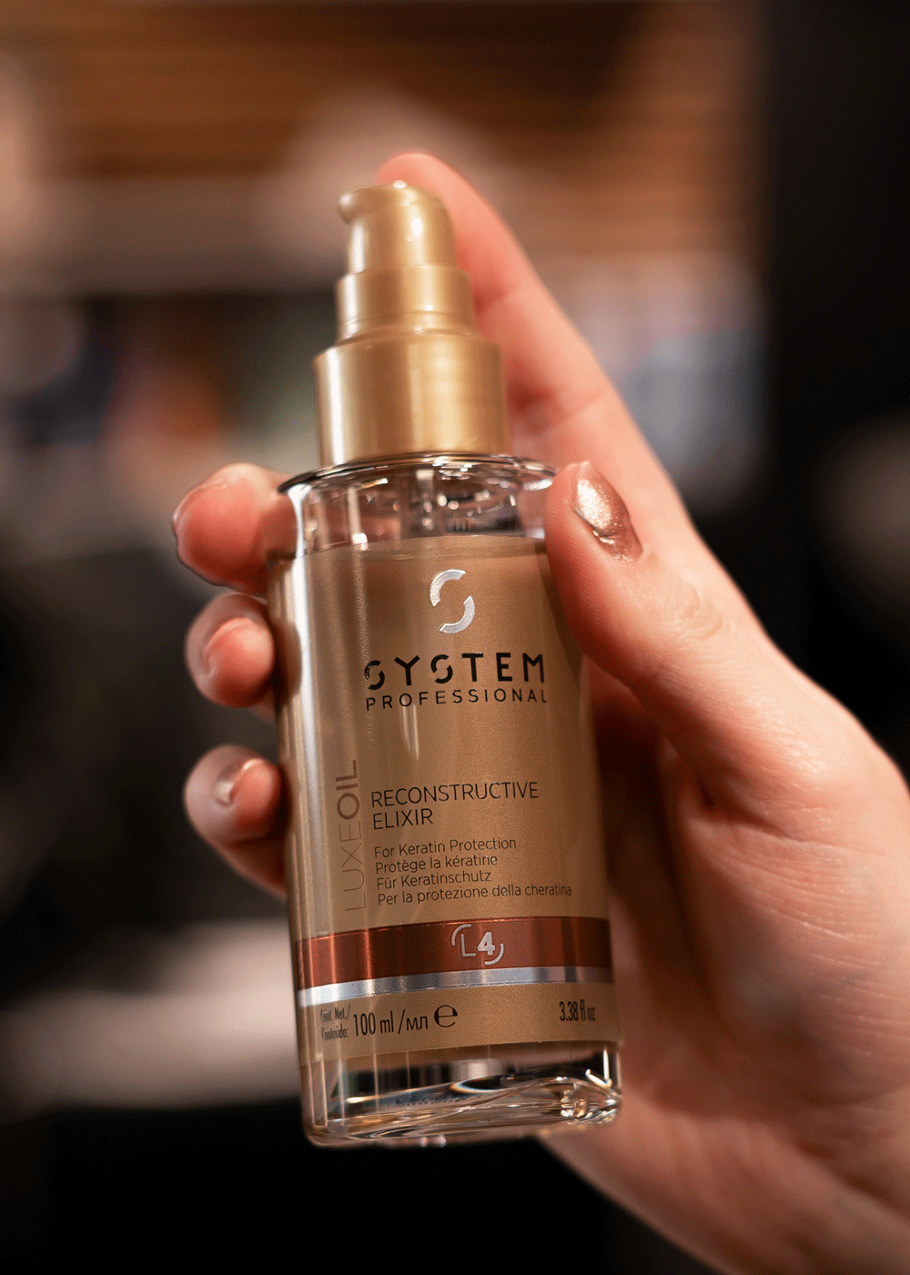 System Professional Luxe Oil serum i hånden, pleiende olje for glans og styrke