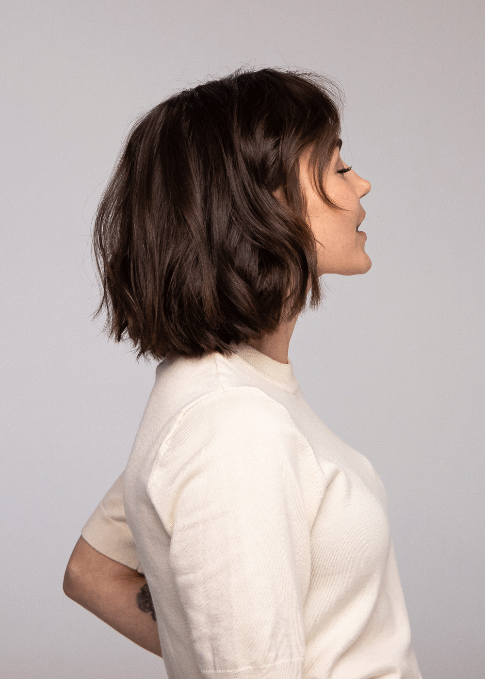 French Bob frisyre i profil med naturlig tekstur – Nikita Hair