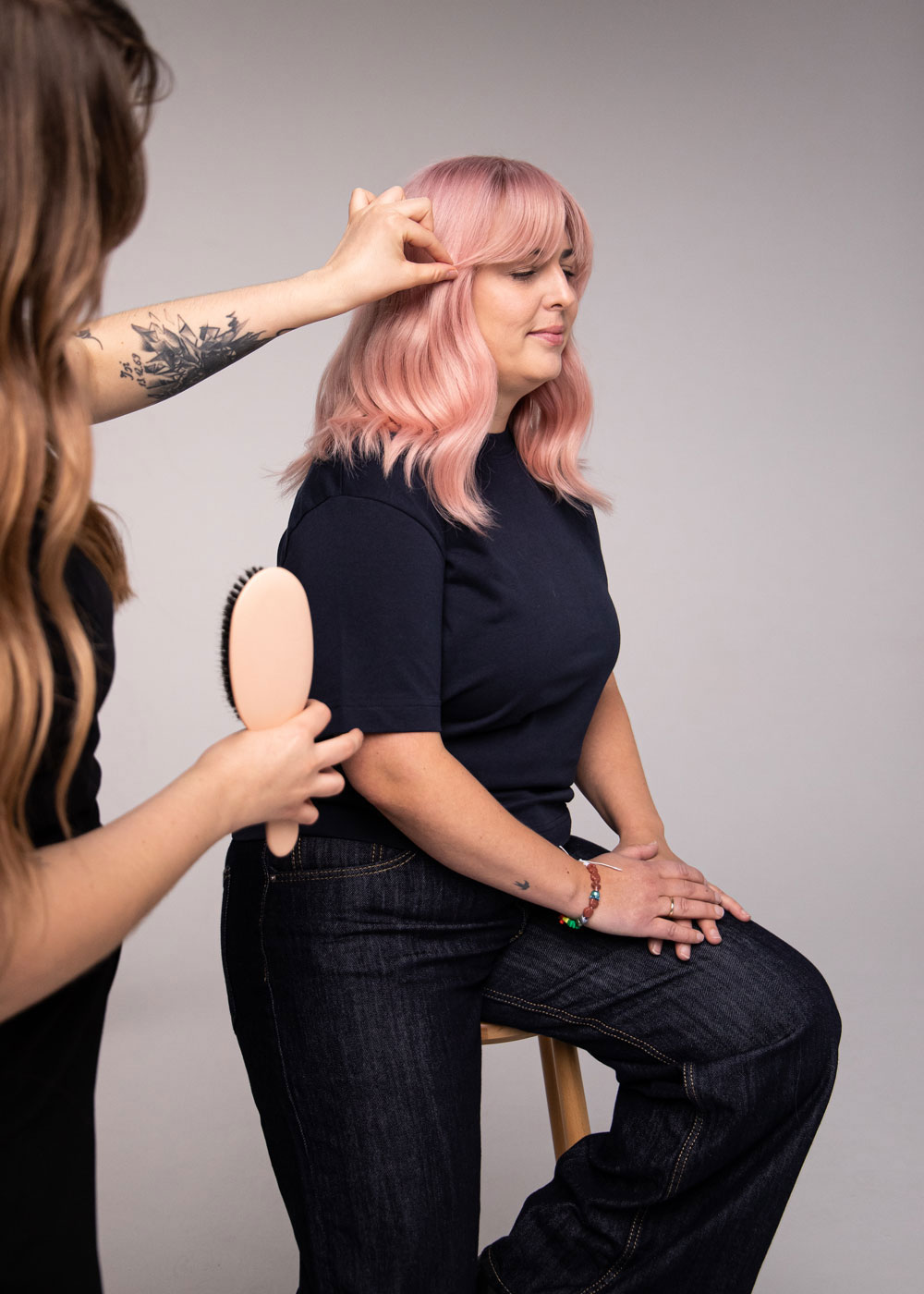 Forberedelse og styling av pudderrosa hår i salongmiljø