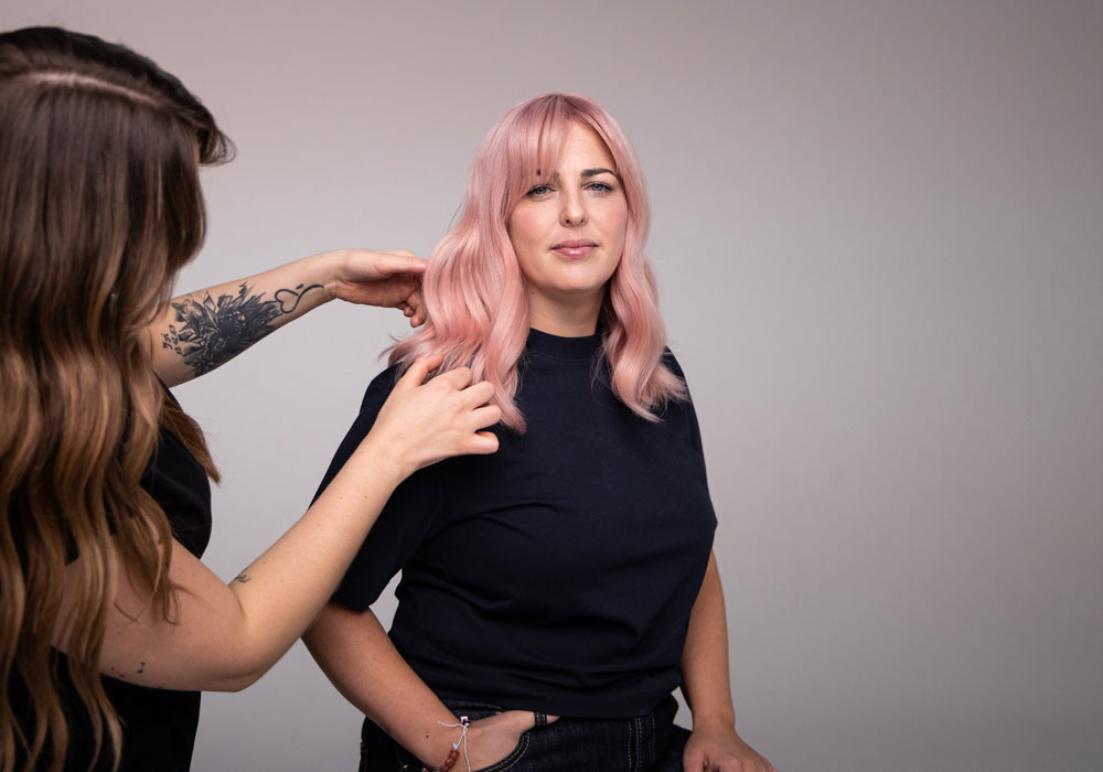 Styling av pudderrosa hår med myke lengder og en dus rosanyanse