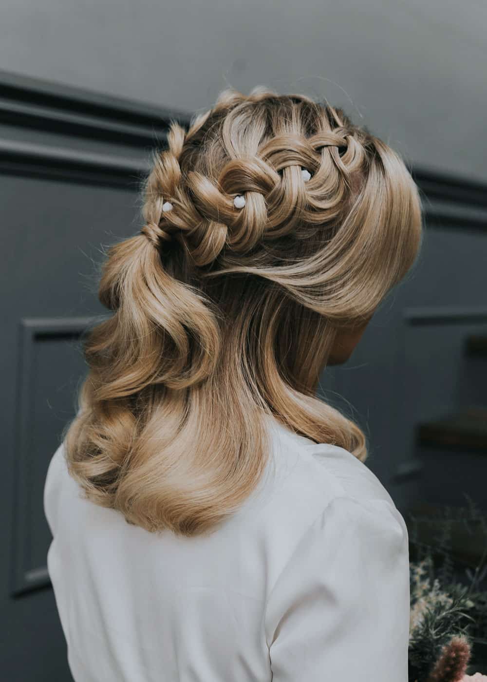 dutch braid med perler som elegant festfrisyre til bryllup eller 17. mai