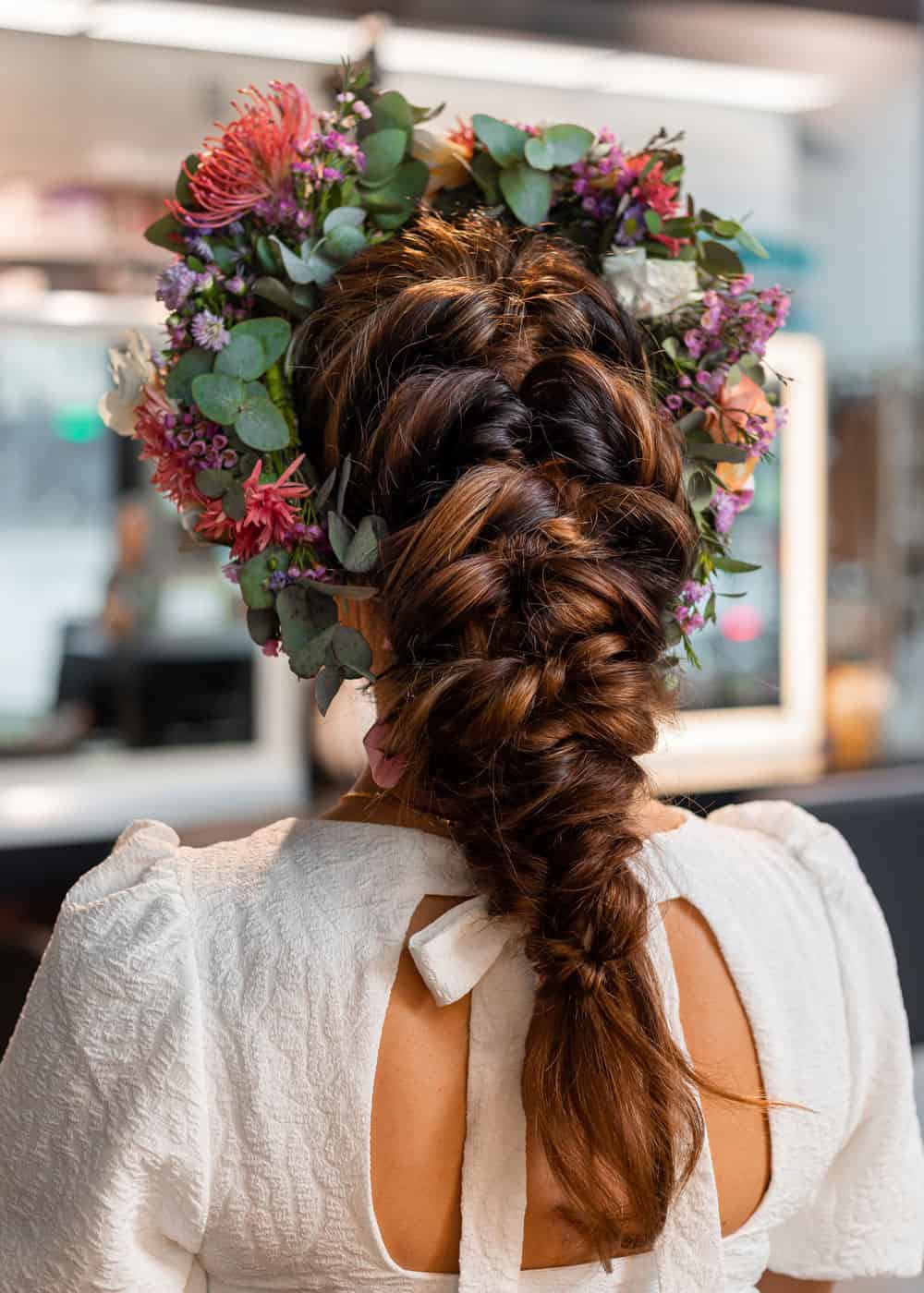 flette med blomsterkrans som festfrisyre til 17. mai eller bryllup
