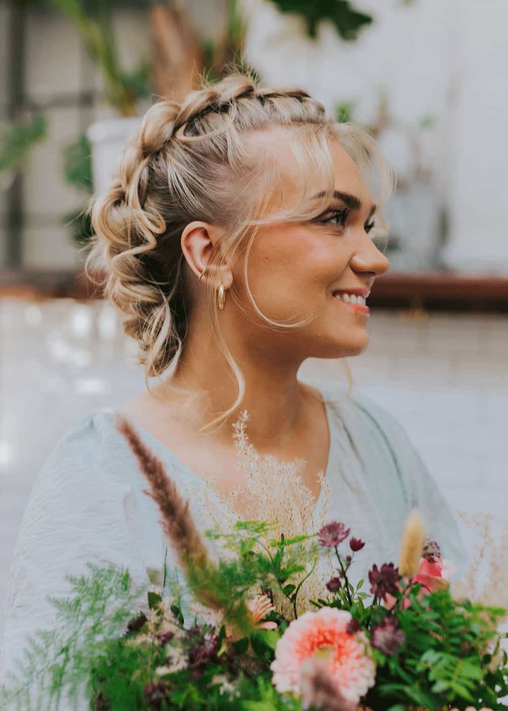 fyldig flette med volum som romantisk festfrisyre til bryllup eller konfirmasjon