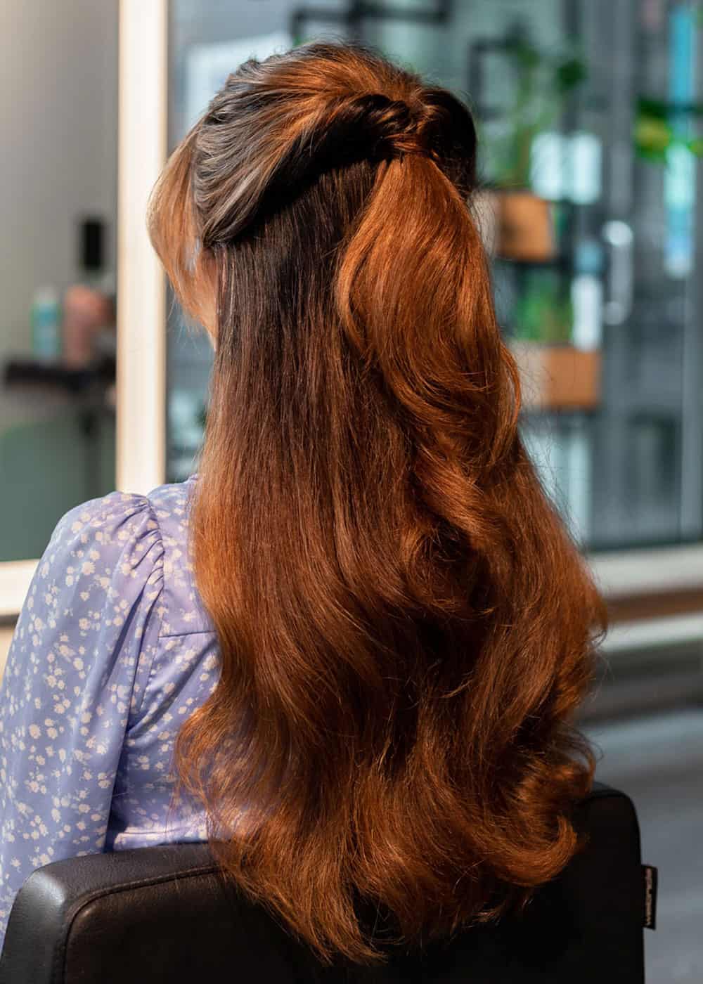 half up half down frisyre med halvparten av håret satt opp bak