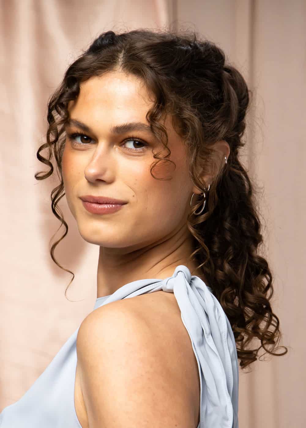 half up half down frisyre med krøller og løse partier foran