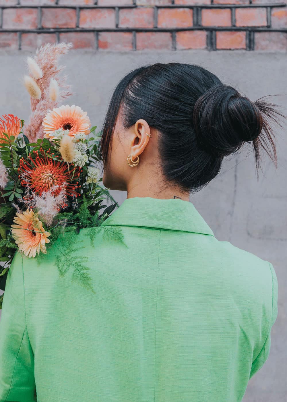 høy messy bun med glatt finish bakfra