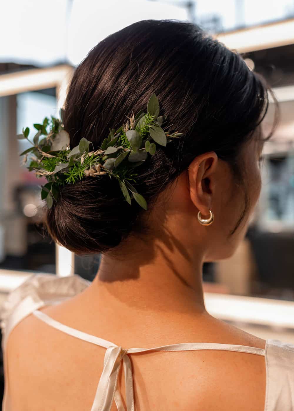 klassisk lav knute med hårtilbehør i grønt