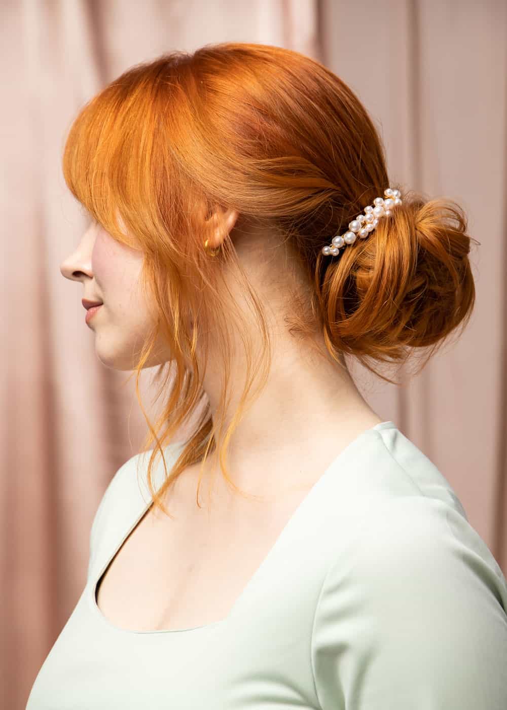 klassisk lav knute med perlespenne og lugg