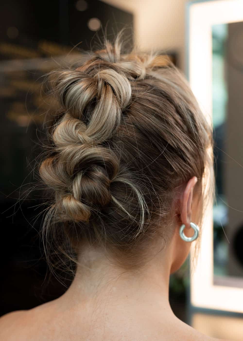 knyteflette i oppsatt frisyre som passer til kort eller halvlangt hår