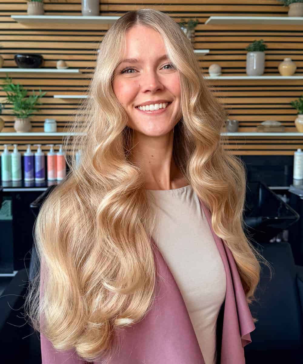 lange krøller med volum og glans i lyst hår