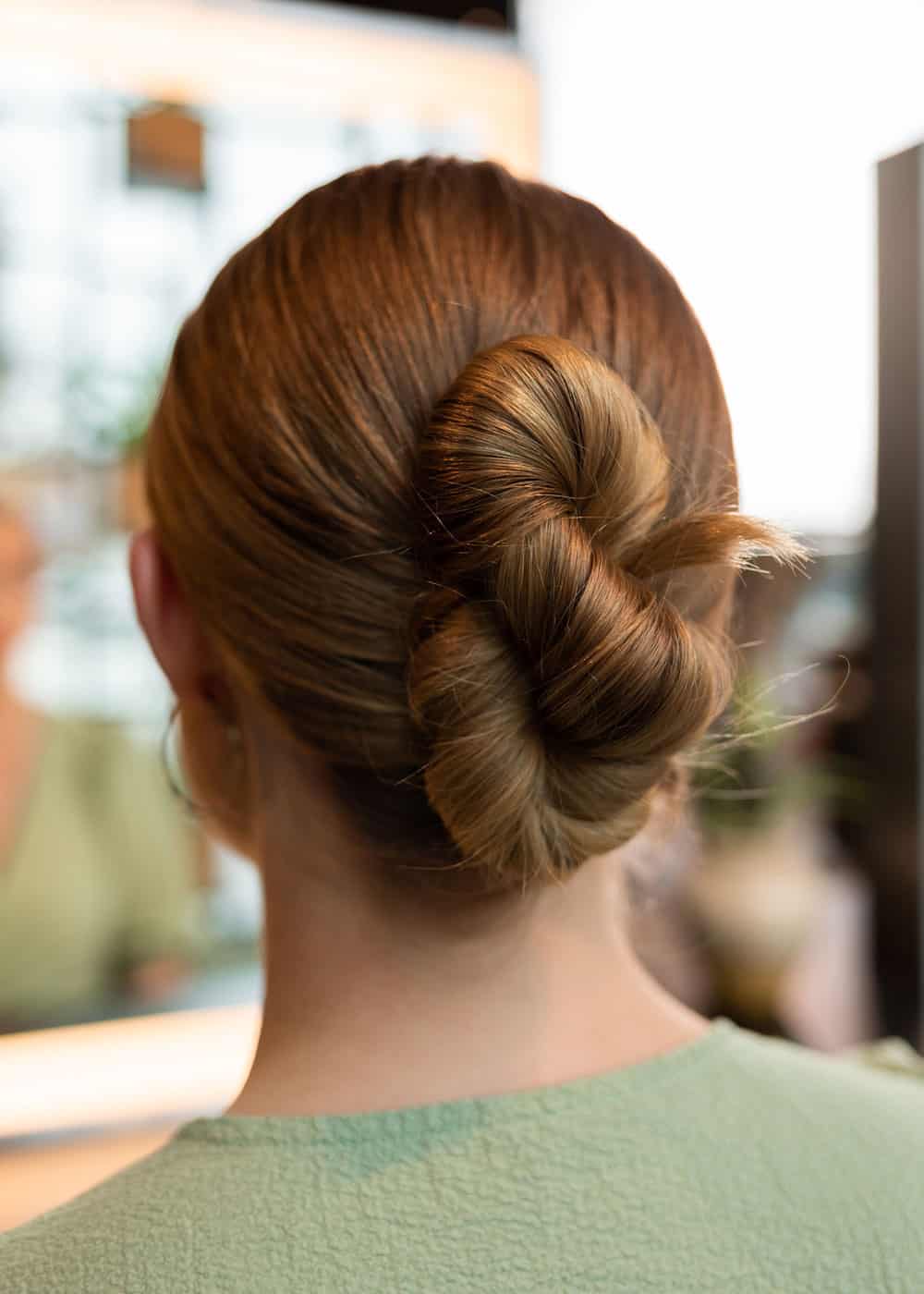 lav knute samlet i nakken sett bakfra