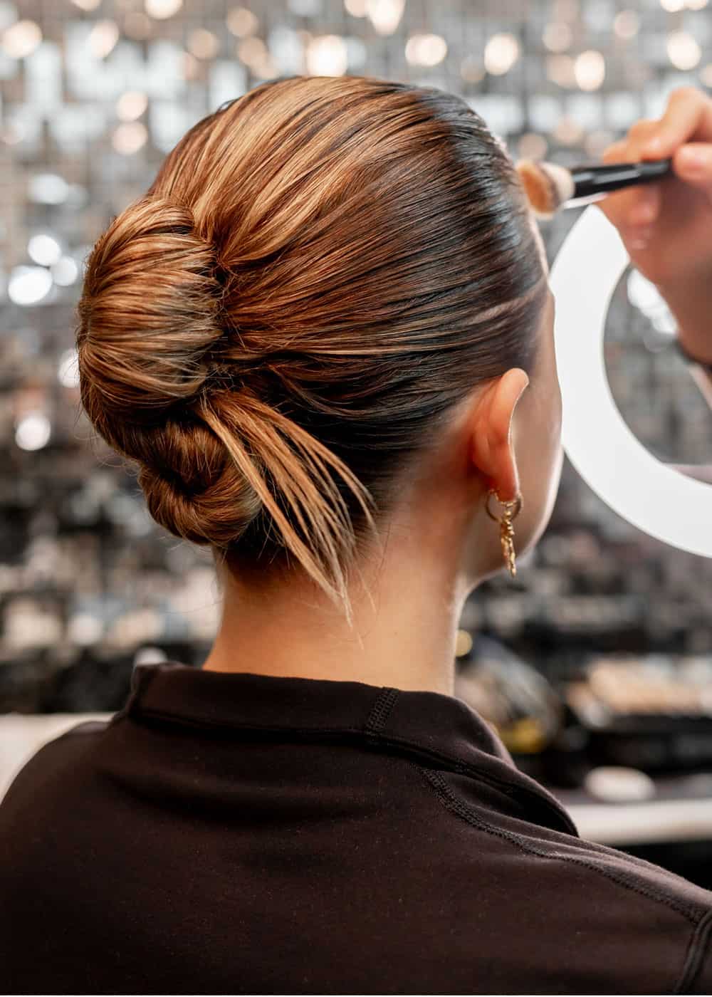 stram lav knute med glatt hår i nakken