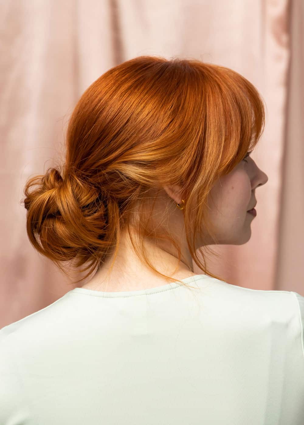 lav messy bun med løse hårstrå i nakken