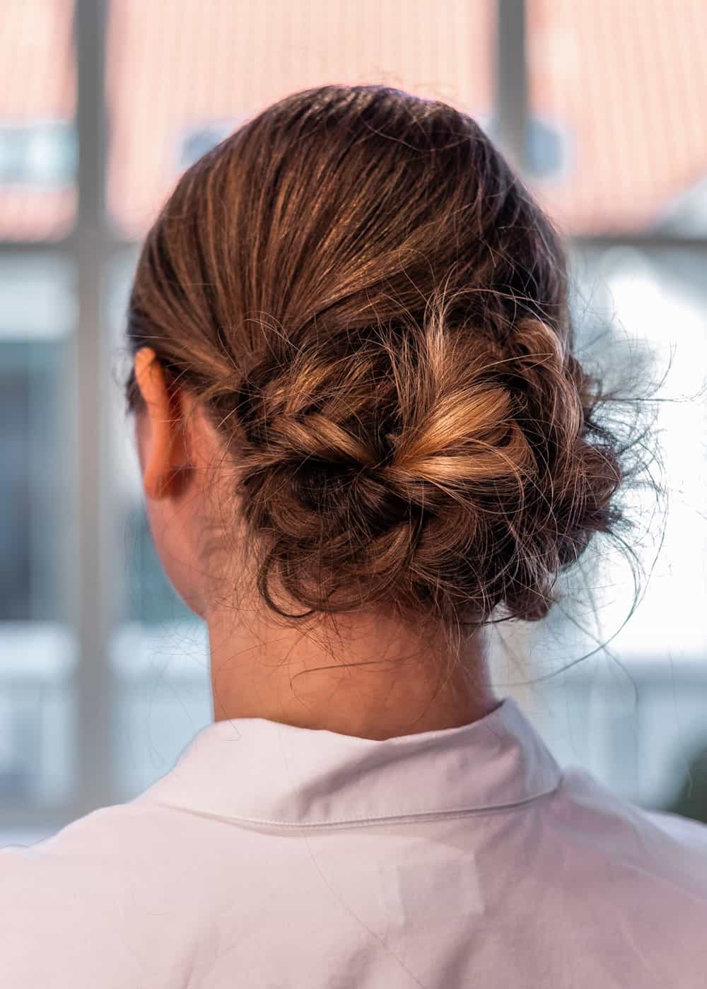 messy bun med naturlig og lett rotete finish
