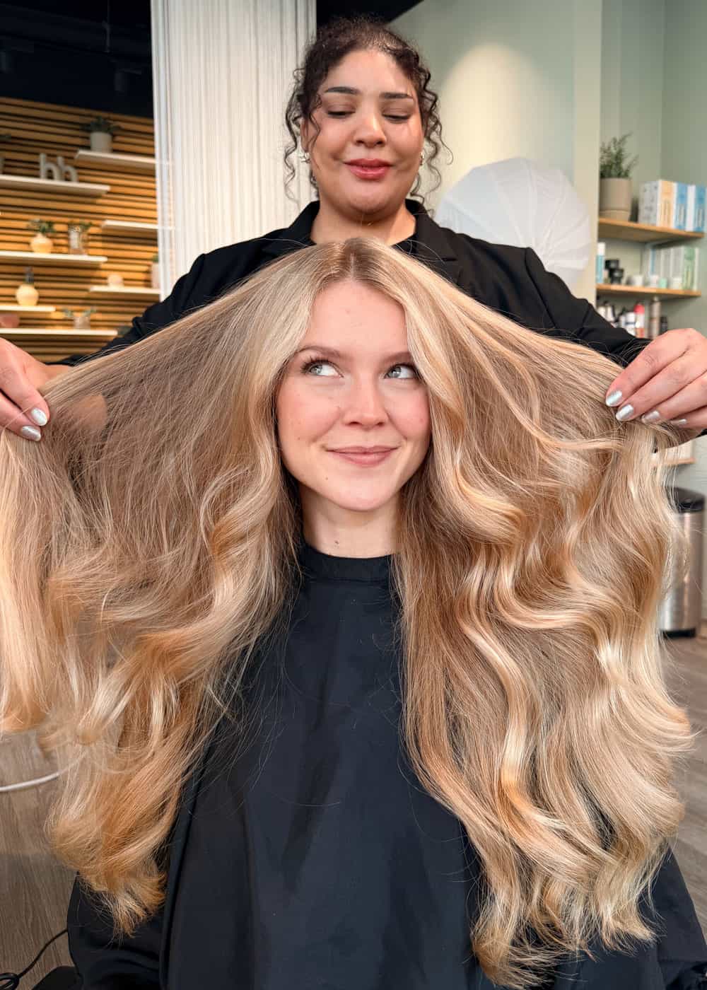 Kvinne med blondt hår i Nikita Hair-salong som får råd om UV-beskyttelse for håret