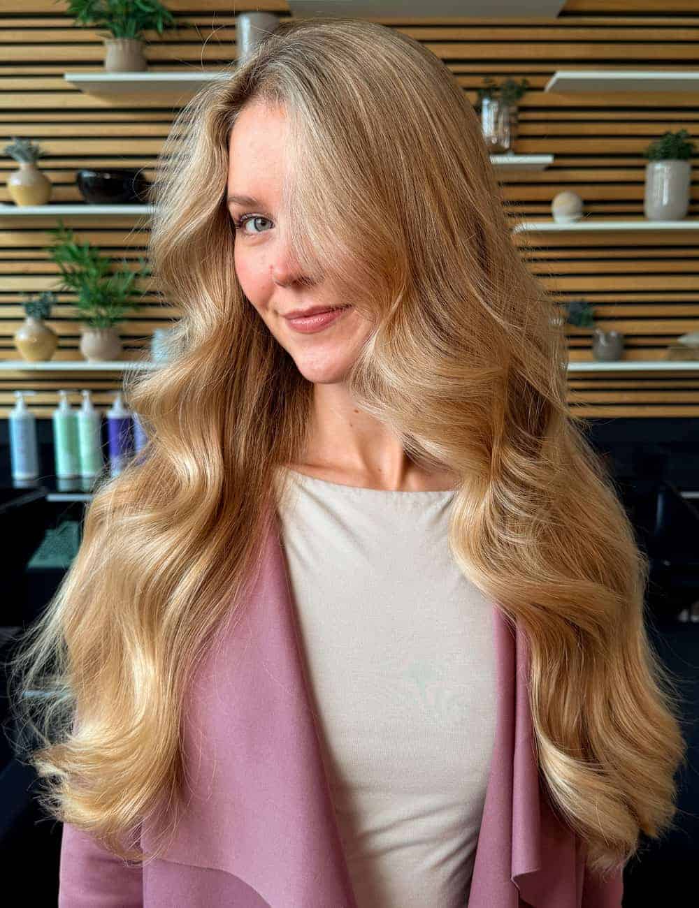 Langt blondt hår med glansfulle og velpleide lengder etter frisørbesøk