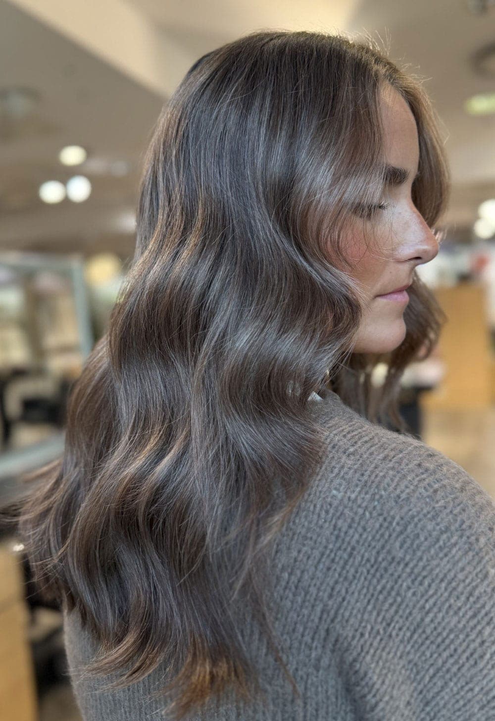 Fra blond til brunette med en jevn, naturlig brun hårfarge