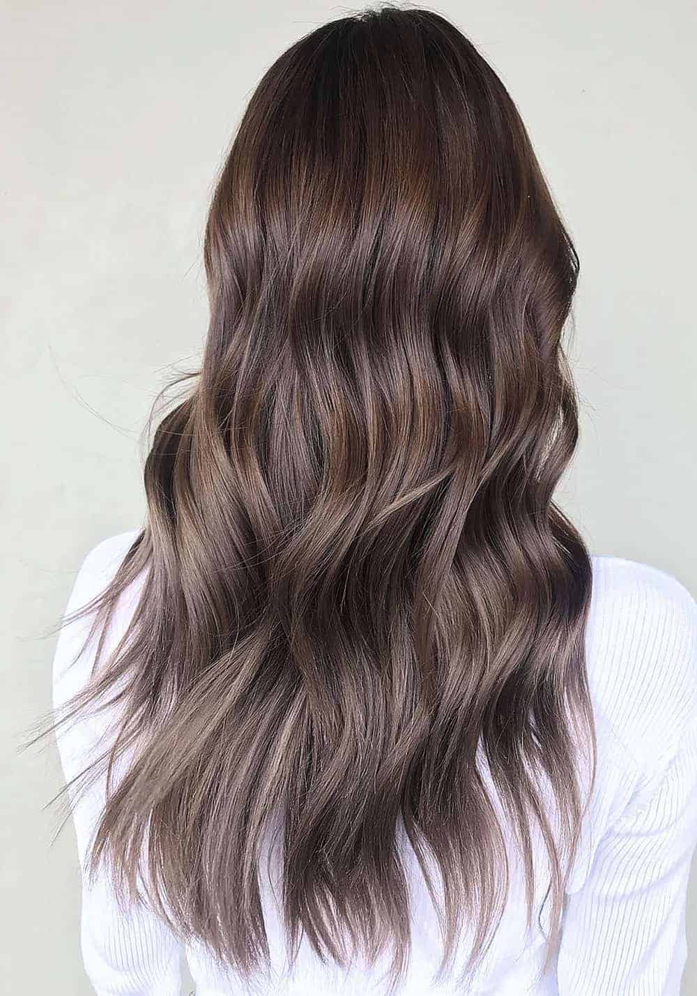 Langt bølgete hår med mocha brunette hårfarge og naturlig glans