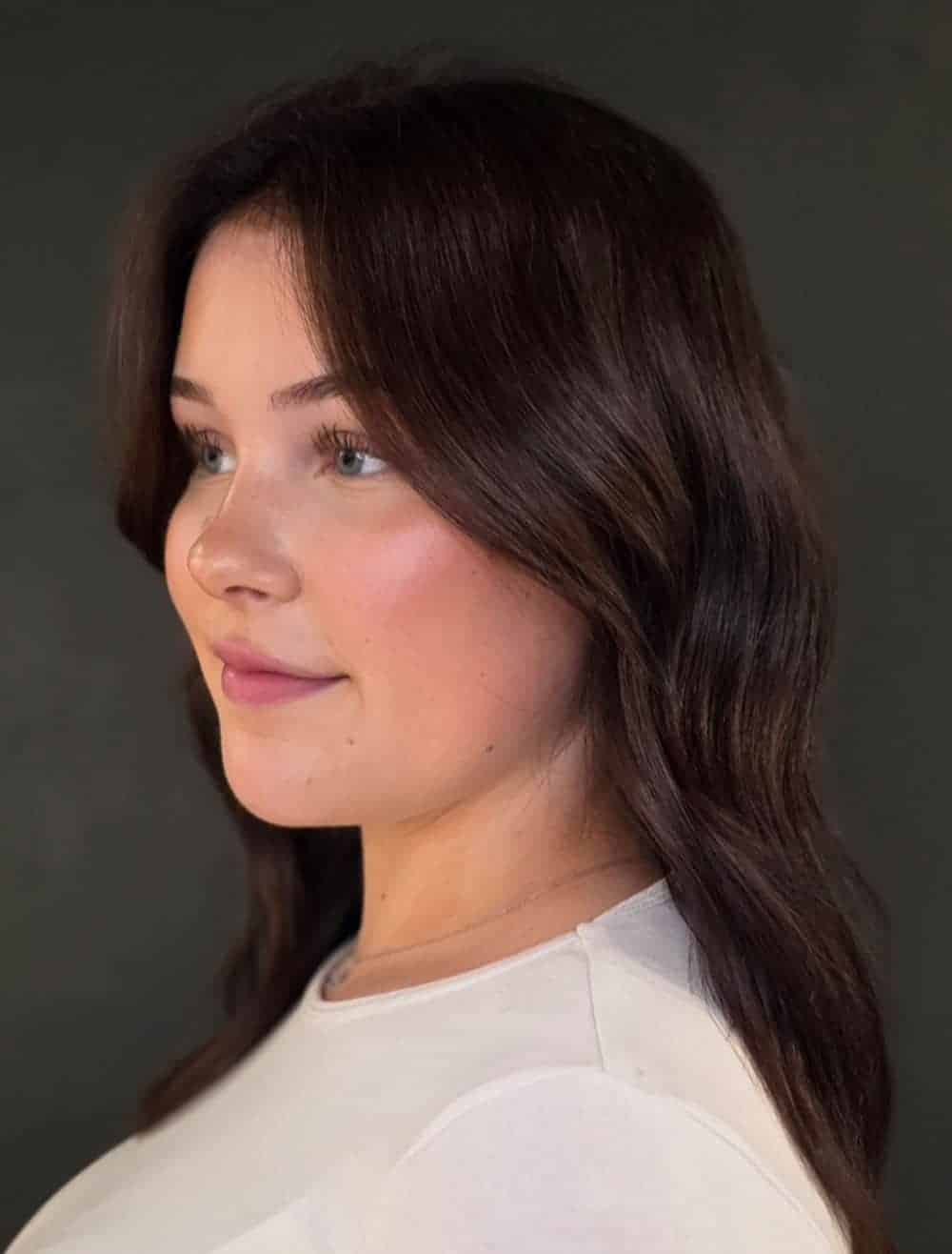 Kvinne med dyp sjokoladebrun hårfarge og myke nyanser