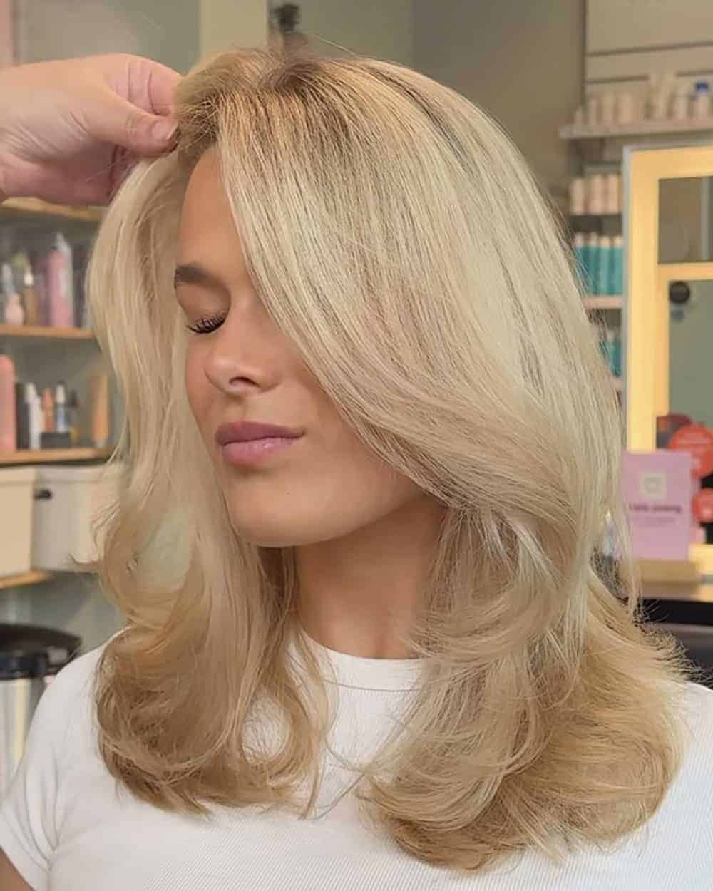 Vaniljeblondt hår med myke, gylne toner og voluminøse etasjer.