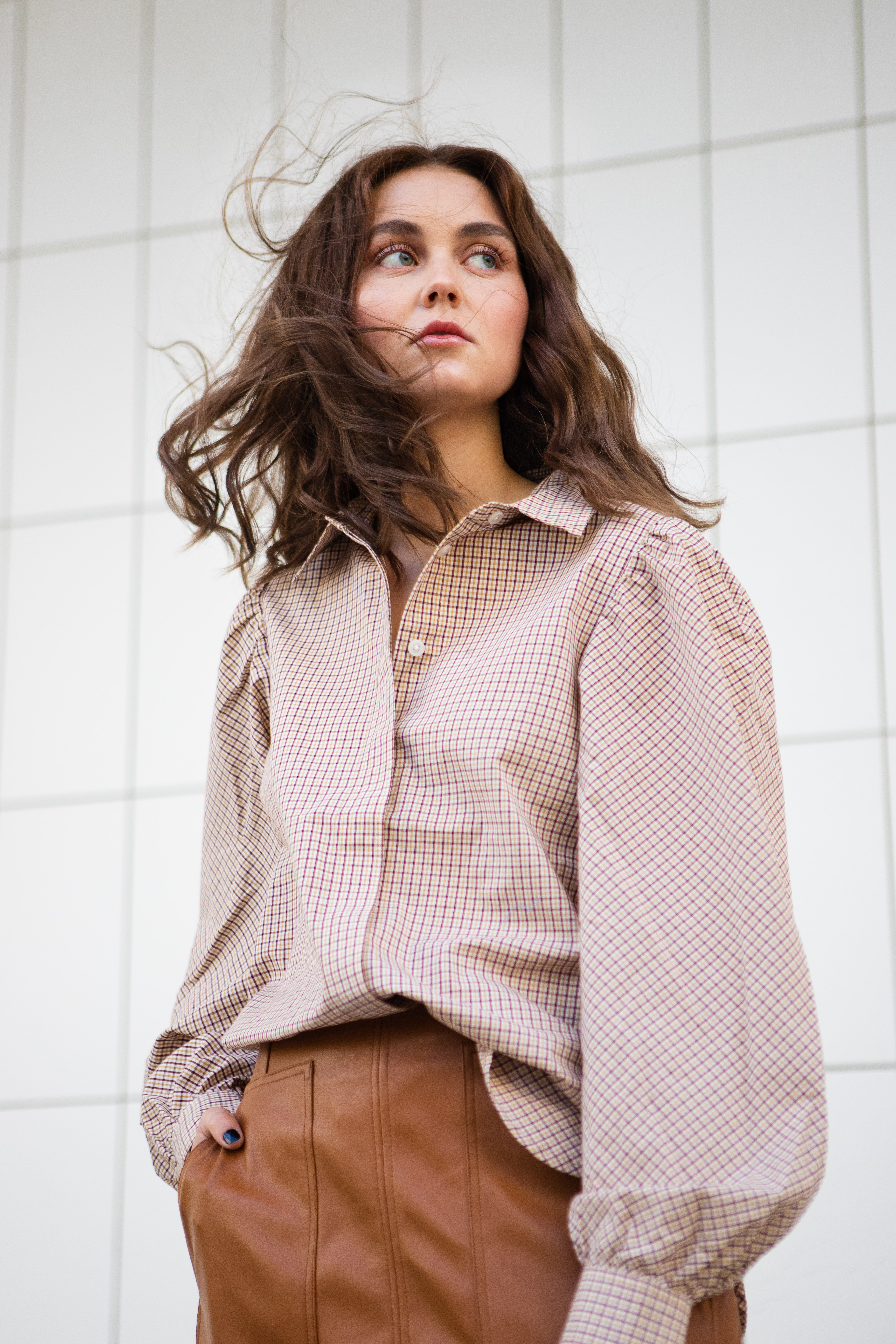 Naturlig og tøff med enkle og stilfulle bølger – alt for å skape den skandinaviske minimalistiske stilen. Enkel å style til en mer edgy og sexy look.