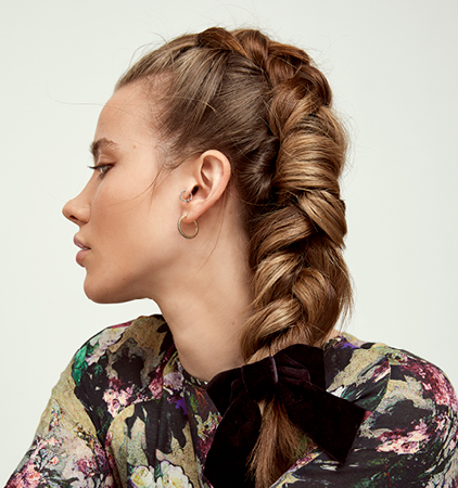 En løs Dutch Braid med sløyfe gir en avslappet og romantisk look.
