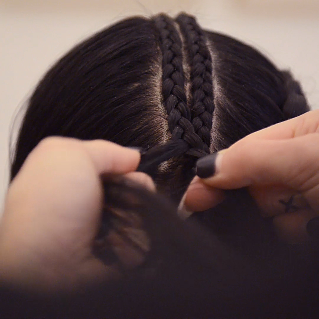 Det viktigste å huske på med dutch braid er å veve hvert stykke under heller enn over